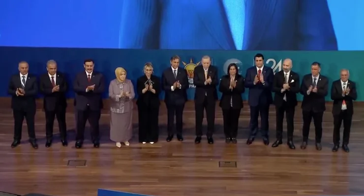 Altısı CHP'den dokuz belediye başkanı AKP'ye katıldı