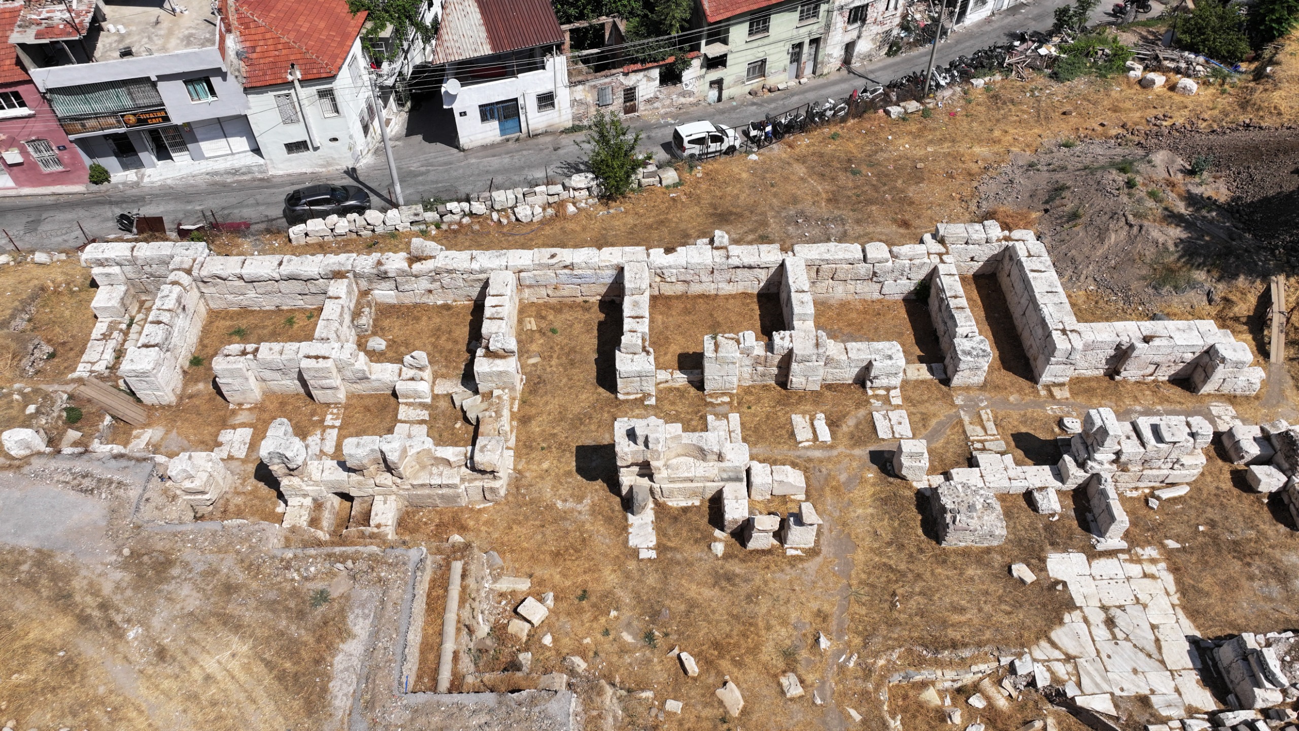 20 bin kişilik Antik Smyrna Tiyatrosu gün yüzüne çıkıyor