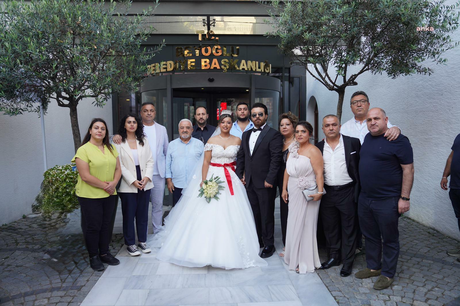 Yeni evlenen çift Beyoğlu Belediye Başkanı İnan Güney’e destek için belediyeye gitti