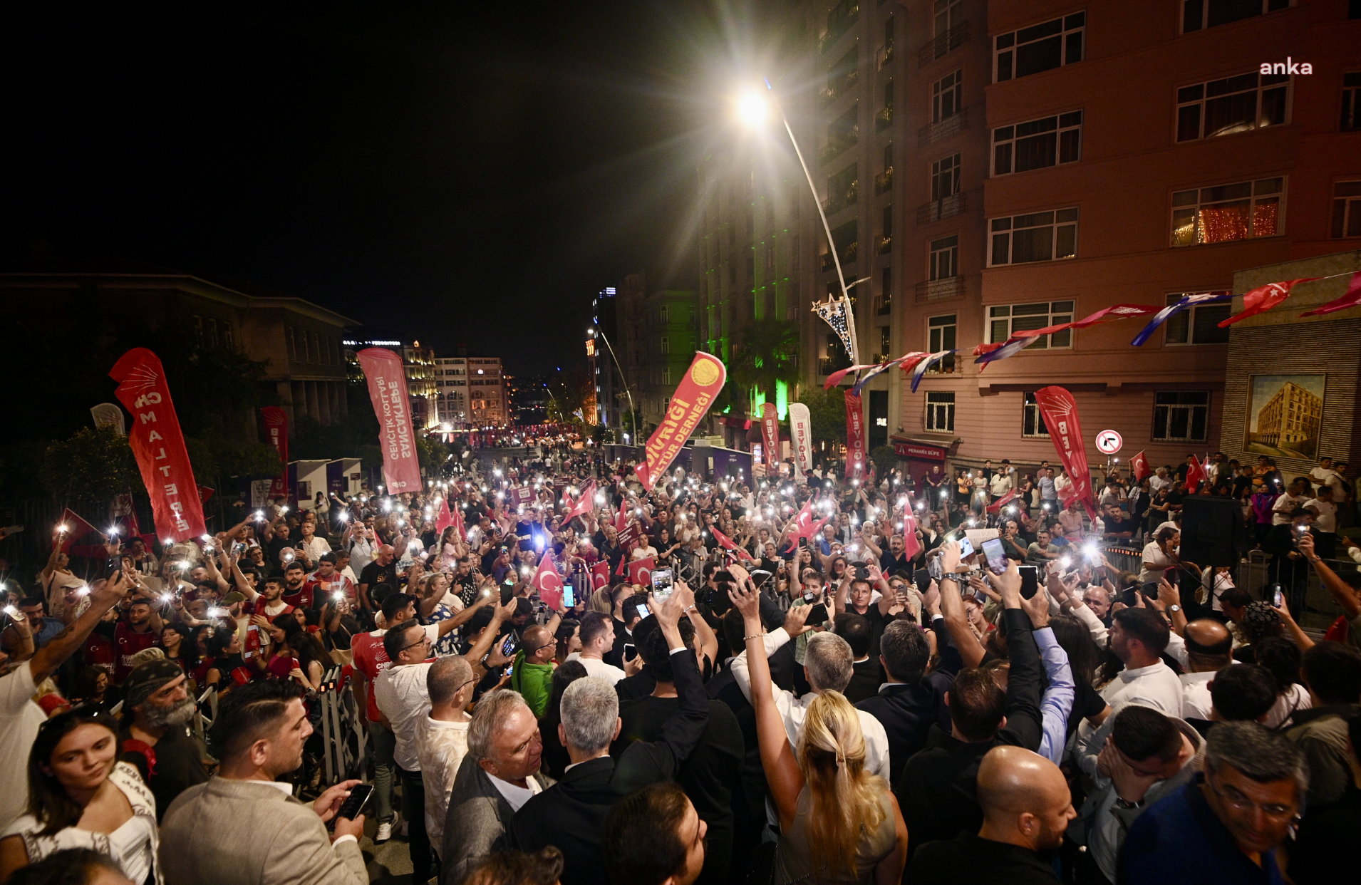 Beyoğlu Belediyesi önünde eylem: “Halkın iradesi şafak operasyonları tanımaz”