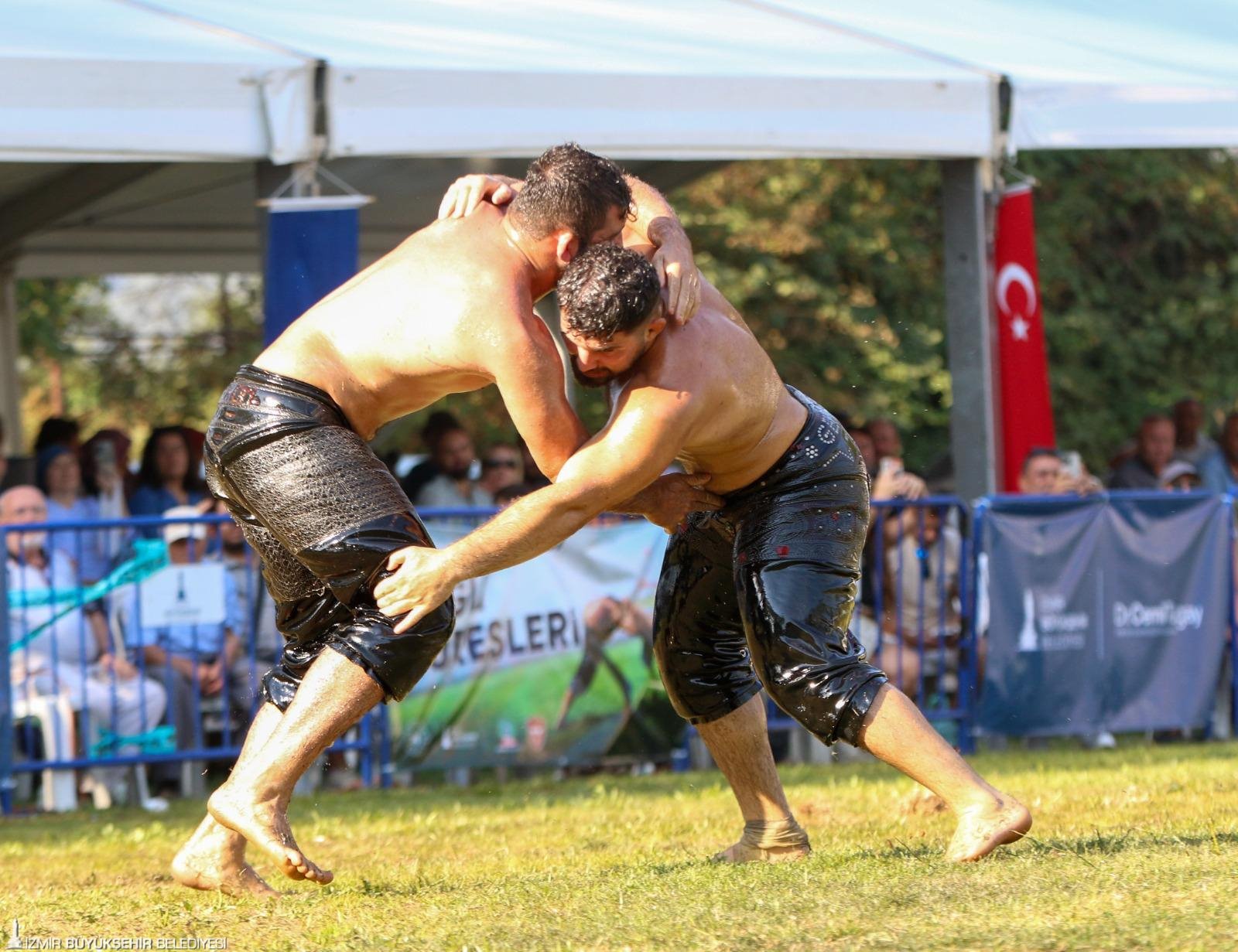 Erkan Taş, Ödemiş Gölcük Yaylası yağlı güreşlerinde başpehlivan oldu