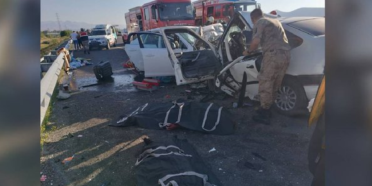Erzurum'da feci kaza! İki otomobil çarpıştı! 4 kişi hayatını kaybetti