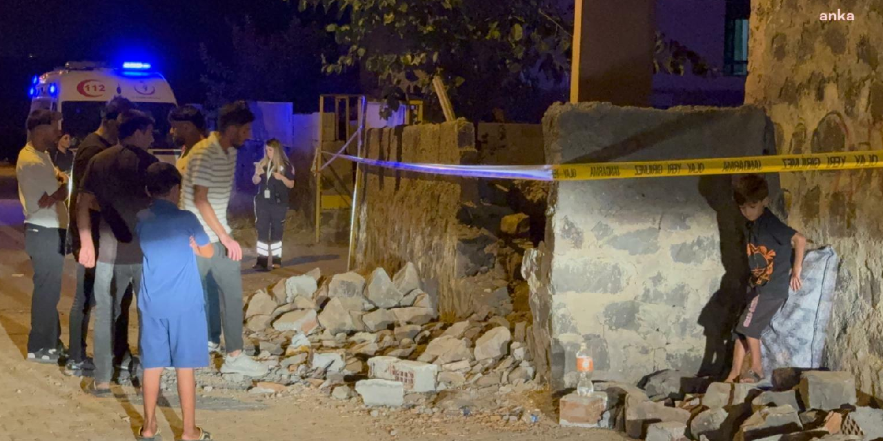 Diyarbakır’da iki katlı evin balkonu çöktü: 2’si bebek 5 kişi enkaz altında kaldı