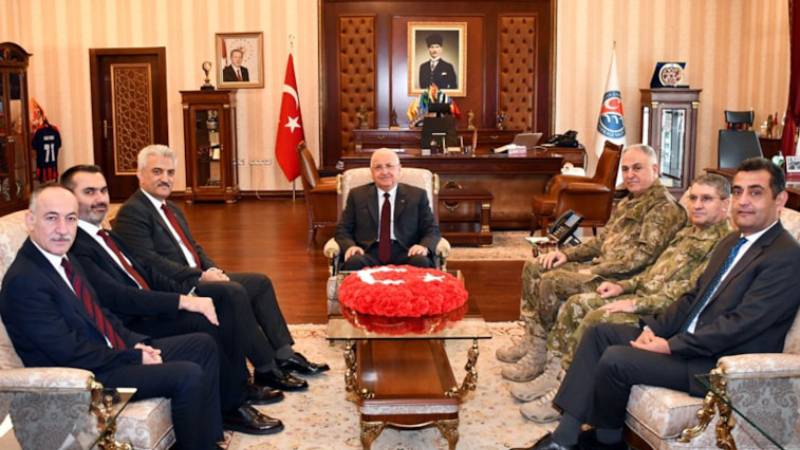 Milli Savunma Bakanı ve komutanların vali ziyaretine, AKP adayı da katıldı