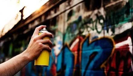 İstanbul'da duvar yazılaması nedeniyle iki kişiye "Cumhurbaşkanına hakaret" davası