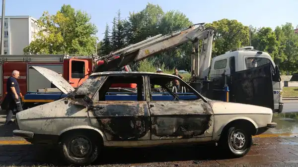 Meclis önünde Beyaz Toros yakan kişi: Suç makinası, Muhsin Yazıcıoğlu fotoğrafı