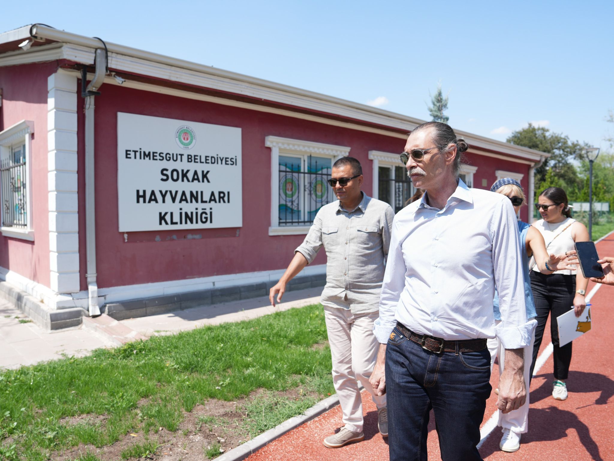 Erdal Beşikçioğlu,  Yunus Emre Kültür Merkezi ve parklardaki yenilemeleri inceledi