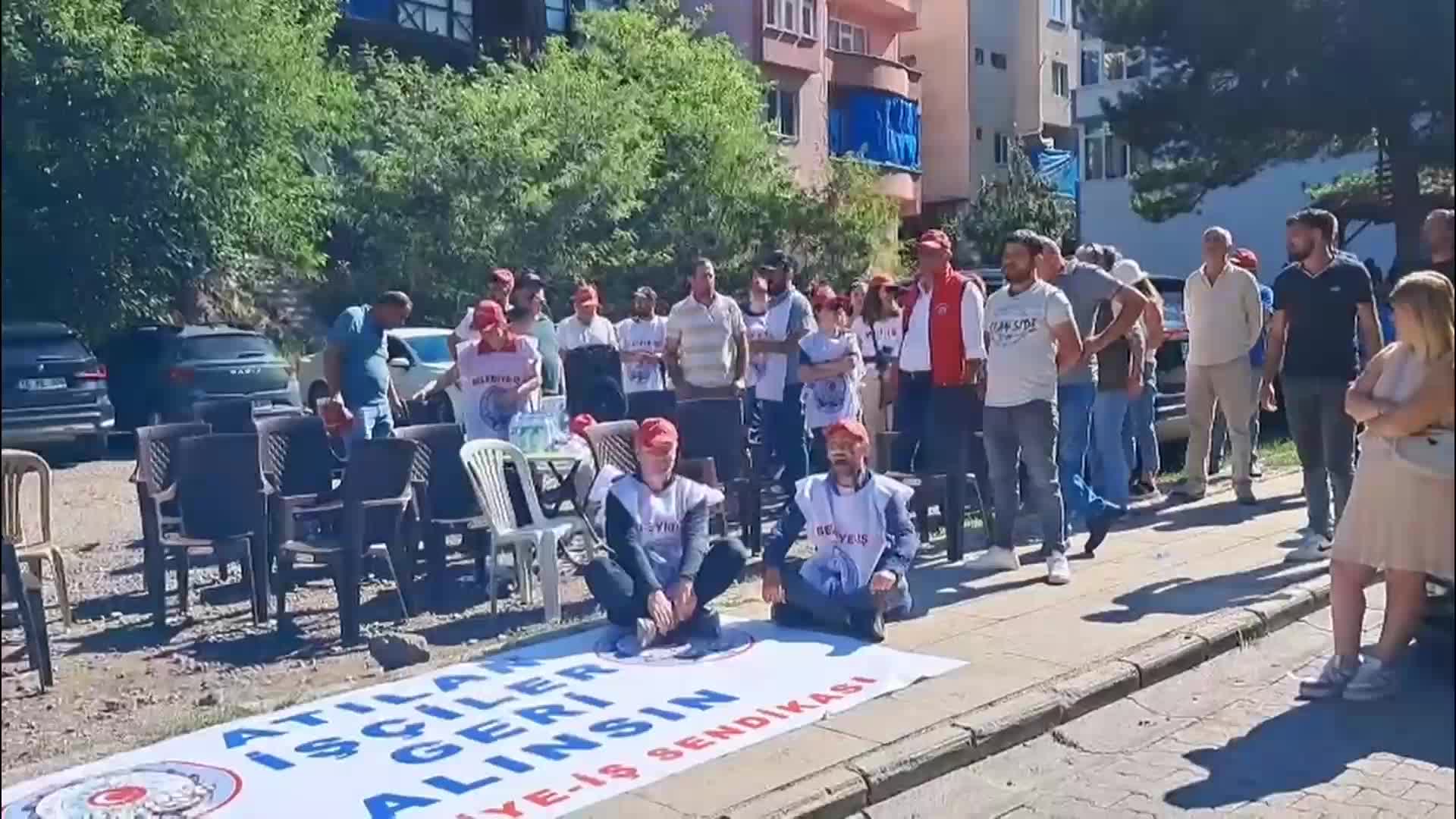 Şavşat’ta mahkeme kararına rağmen işe iadesi yapılmayan 30 belediye işçisinin eylem çadırı polis zoruyla kaldırıldı