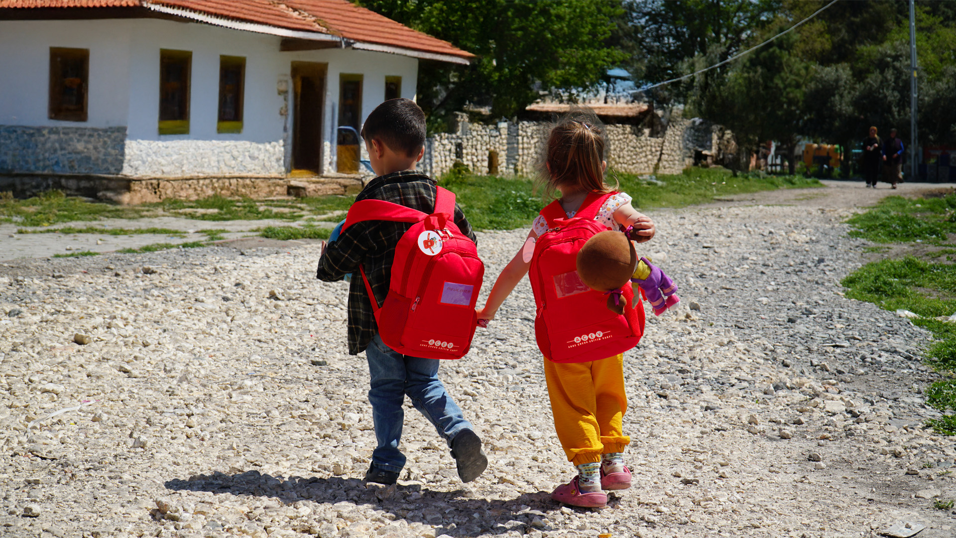AÇEV, ihtiyaç sahibi çocuklara okulun ilk gününde destek oluyor