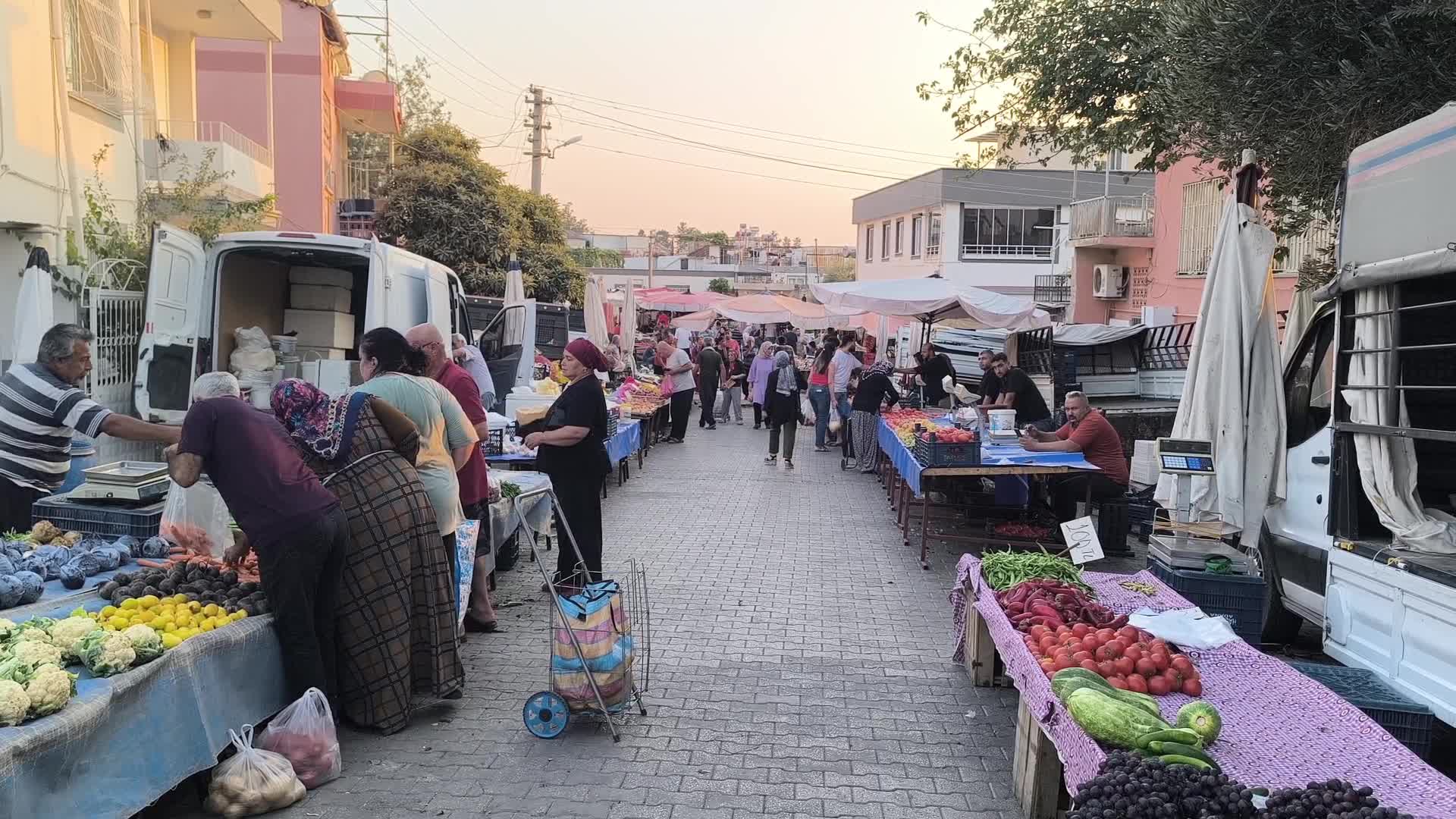 Pazara giden Osmaniyeli vatandaş: "Ben dökülenleri topluyorum param ile alamıyorum"