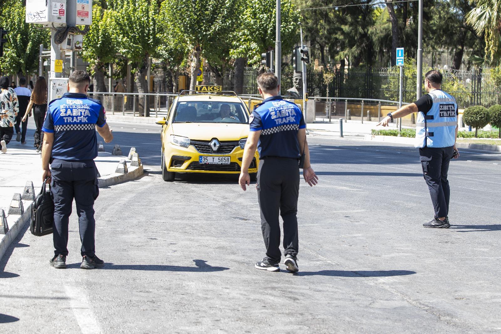 İzmir’de zabıtadan taksilere gizli yolcu denetimi