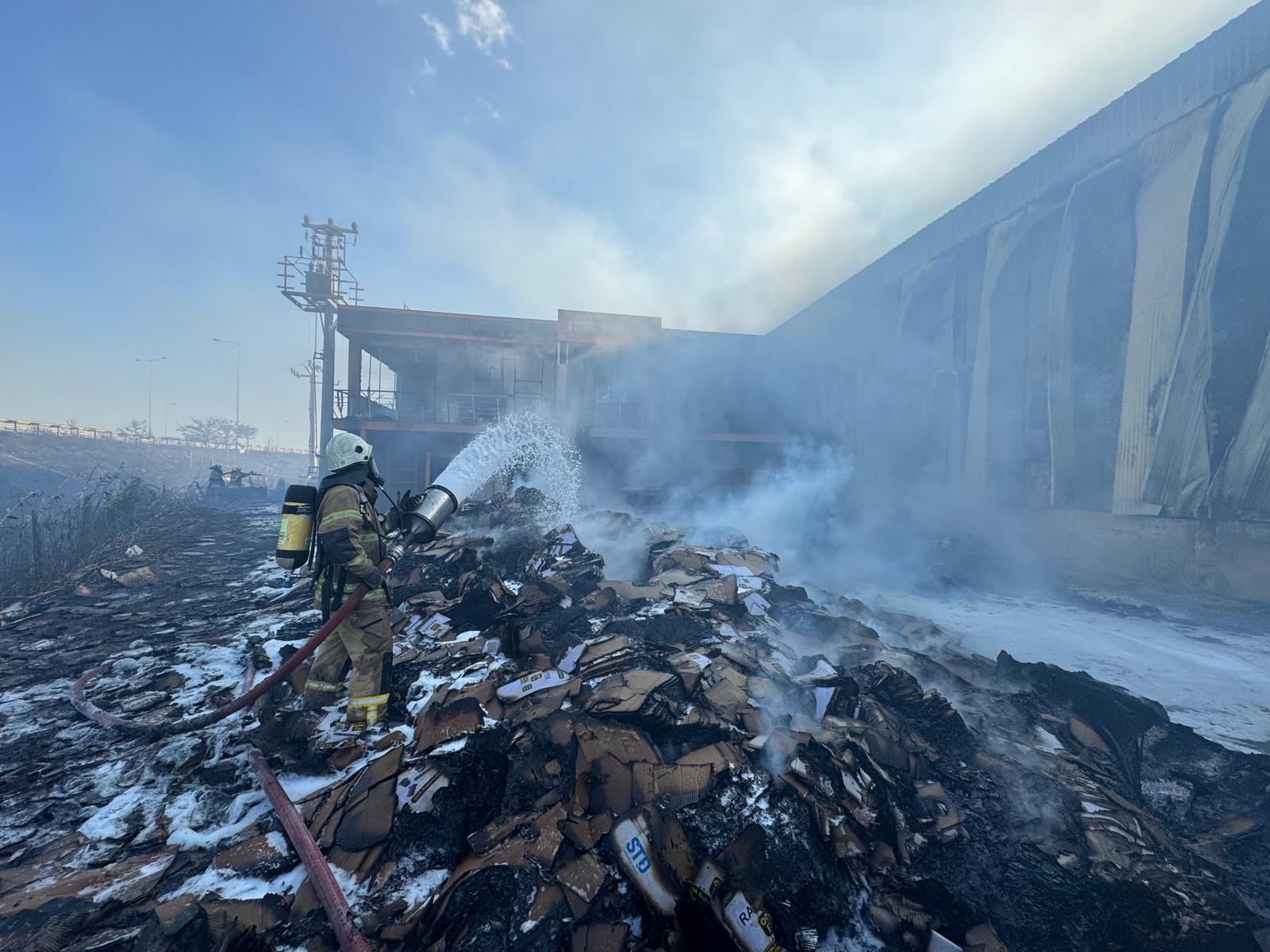 Menemen’de iş yerinde yangın: İtfaiye alevleri yarım saatte söndürdü