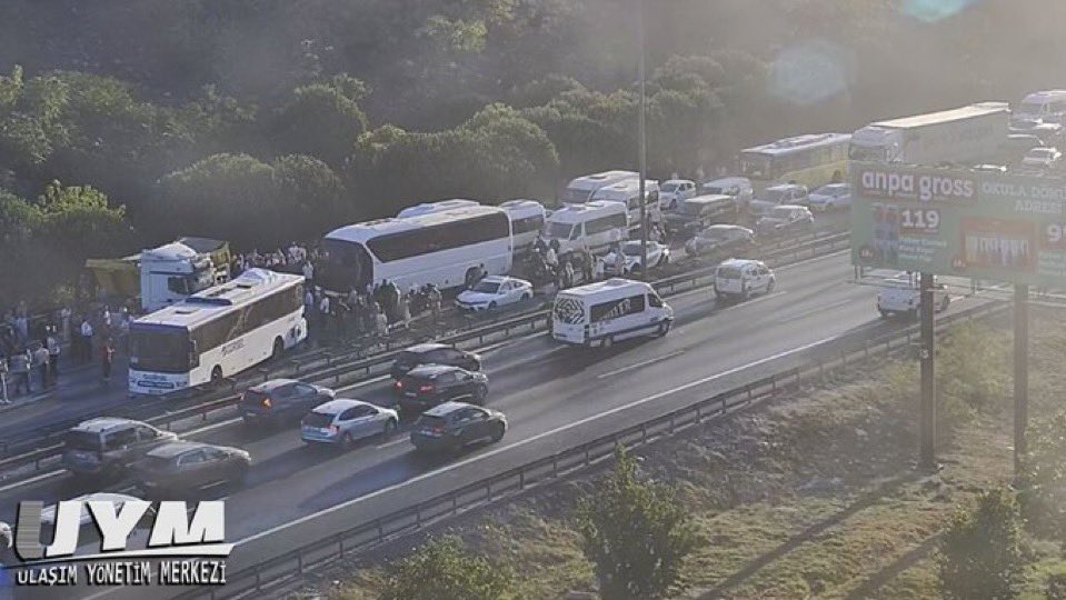TEM Otoyolu'nda zincirleme otobüs kazası: Ölü ve yaralılar var