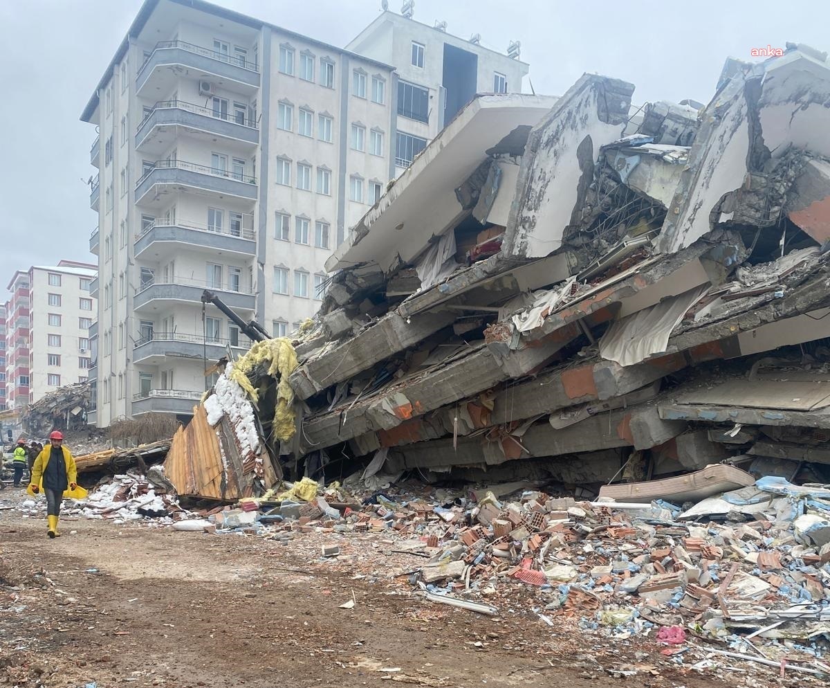 Depremde yüzlerce kişinin ölümünden sorumlu tutulan AKP'li müteahhit halen yakalanamadı