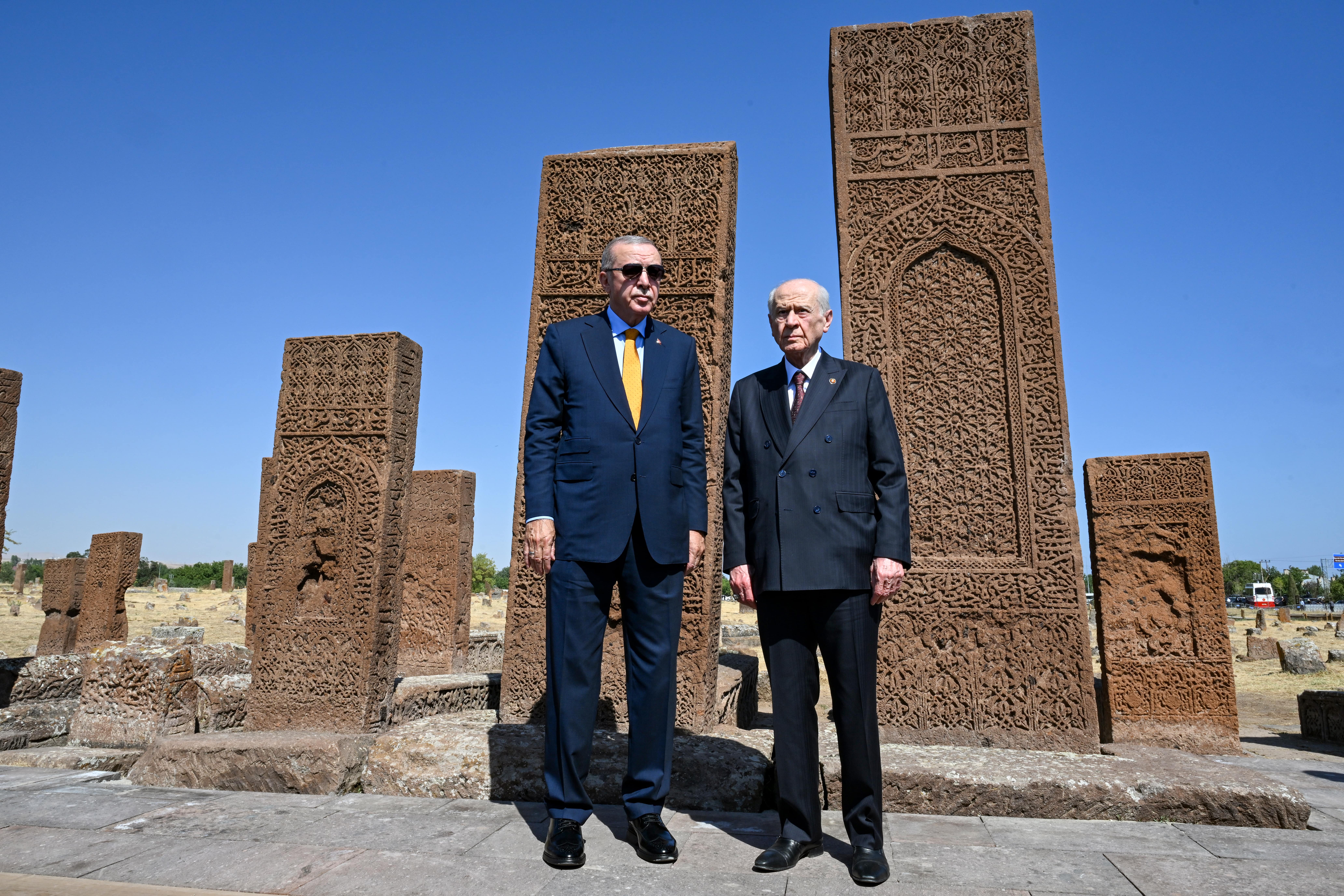 Erdoğan ve Bahçeli, Ahlat’taki Selçuklu Mezarlığı’nı ziyaret etti: Bu sene karede yeni isimler de var