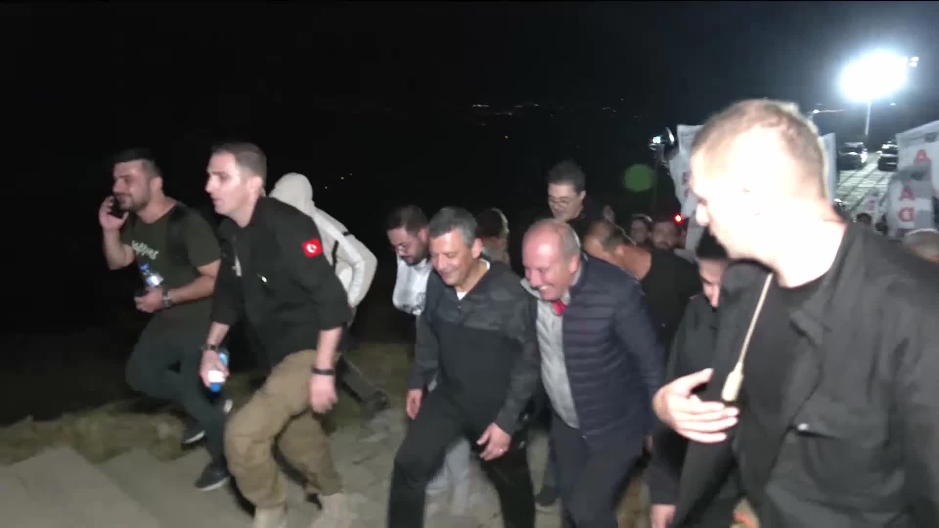 Özgür Özel ve CHP heyeti Şuhut'tan Kocatepe Atatürk Anıtı'na yürüdü