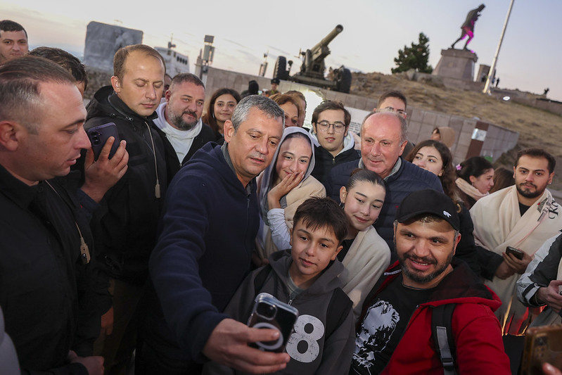 Özgür Özel, Kocatepe Atatürk Anıtı’nda, gün doğumunda hatıra fotoğrafı çektirdi