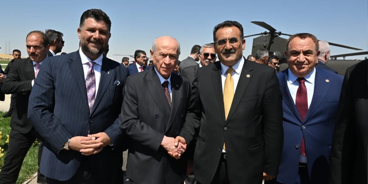 Bahçeli'yi Malazgirt'te DEM Partili başkanlar karşıladı