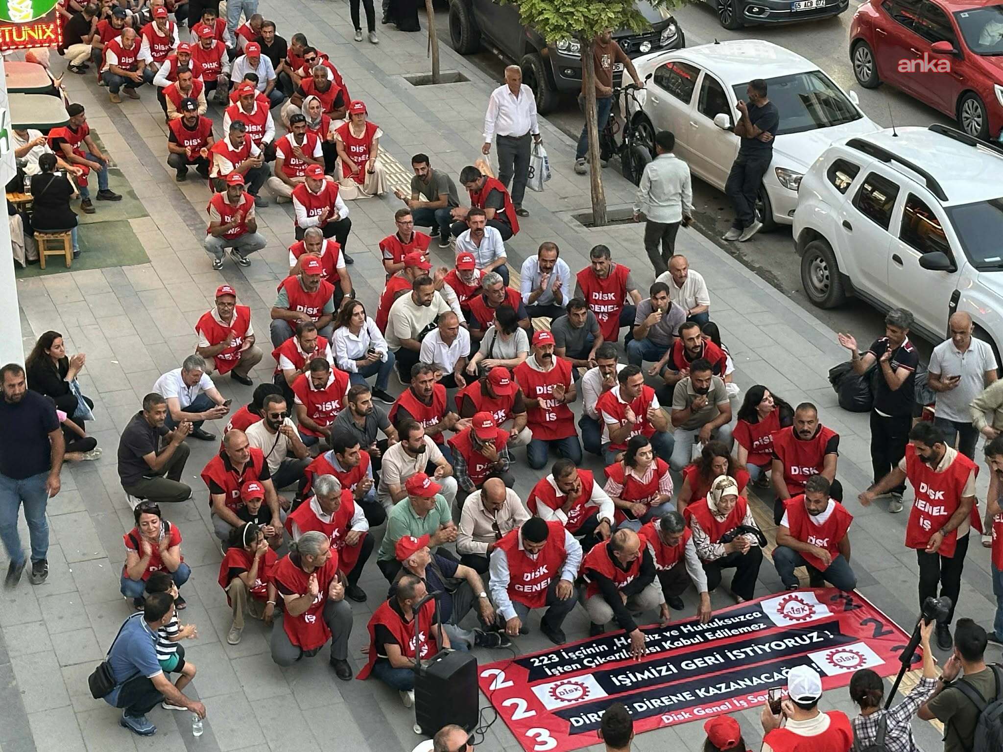 Van'da işten çıkarılan işçiler 27 gündür eylemde