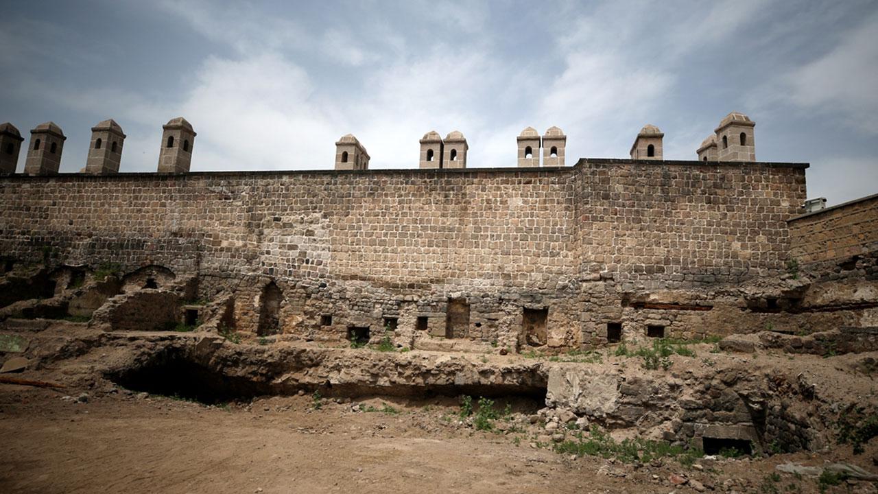 Kayseri'de restorasyonu süren Gök Han'dan 3 bin kamyon hafriyat çıkarıldı