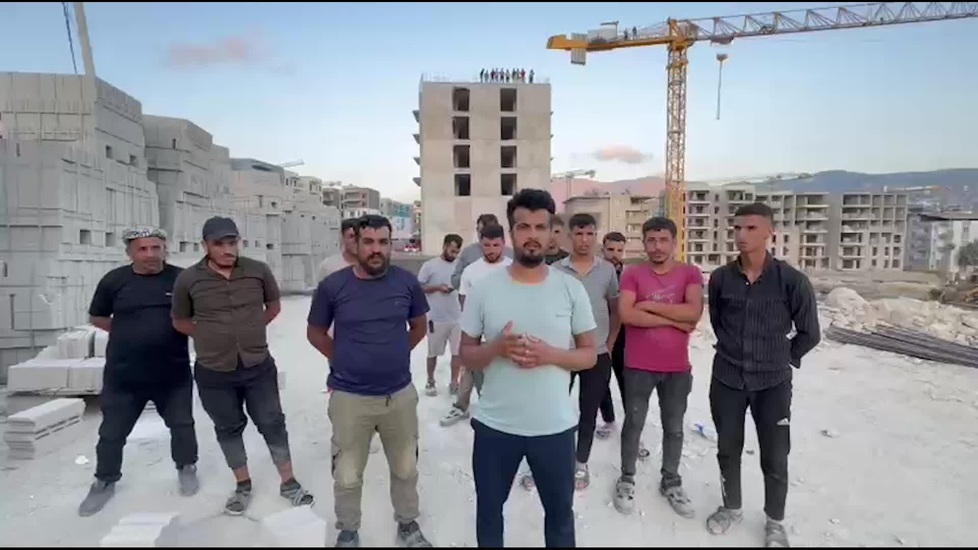 Hatay’da ücretlerini alamayan TOKİ işçileri çatıya çıkarak eylem yaptı