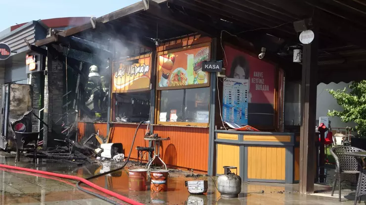 Kafenin mutfağında yangın çıktı; iki işçi dumandan etkilendi
