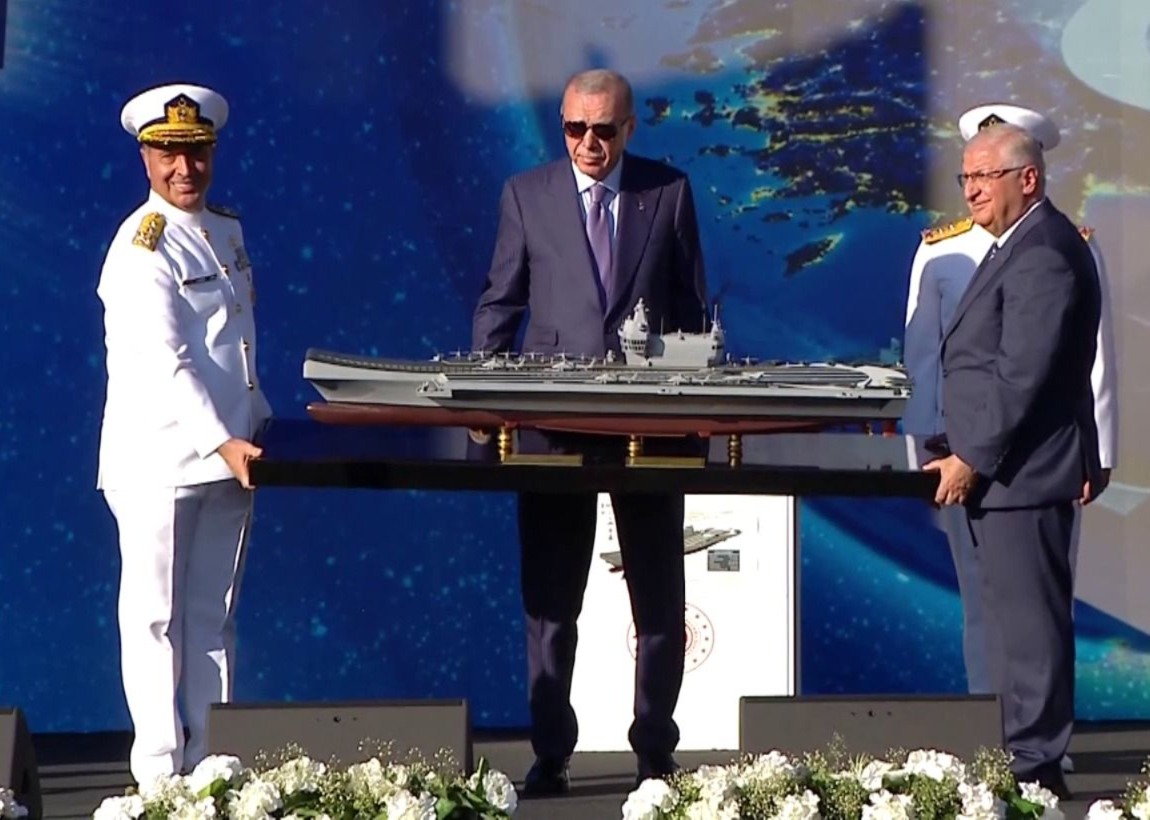 Görüntüler tartışılıyor: Milli Savunma Bakanı ve generaller maket taşıdı