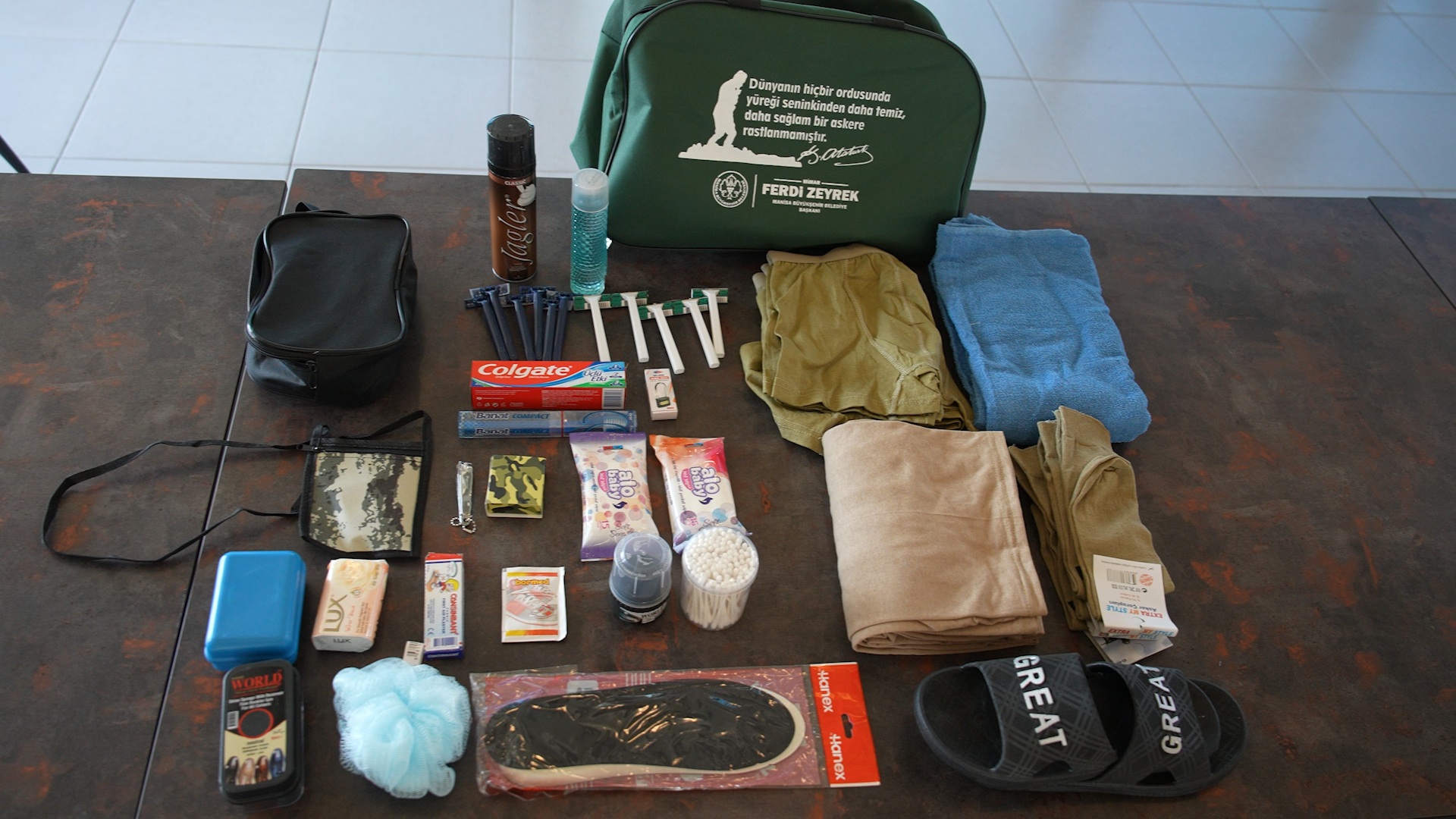 Manisa'da askere gidecek gençler 'asker çantası' ile uğurlanıyor