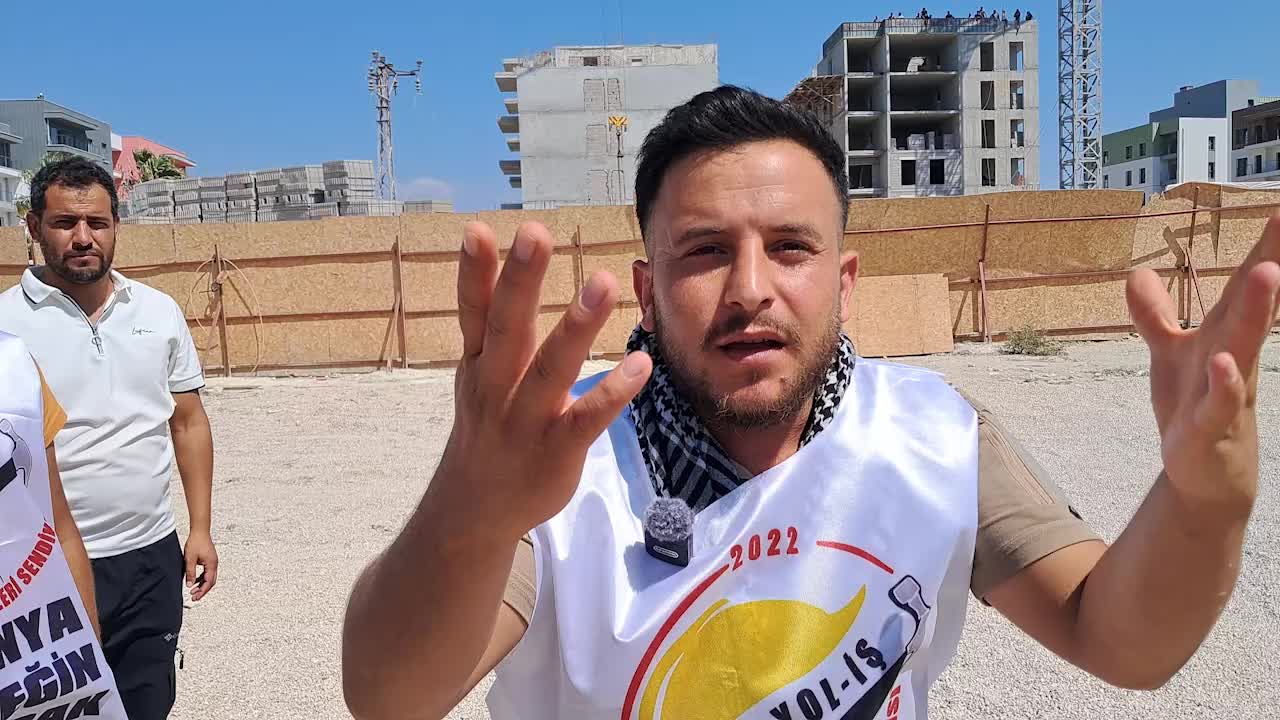 Hatay'da TOKİ işçilerinin çatıda yaptığı eylem devam ediyor: "'Git kendini at' dediler"