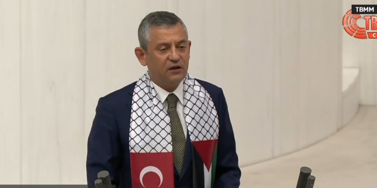 CHP lideri Özgür Özel kürsüden AKP’lilere seslendi: ‘Trump’a tek kelam edemeyenlerin gizlendikleri maskeler düşmüştür’