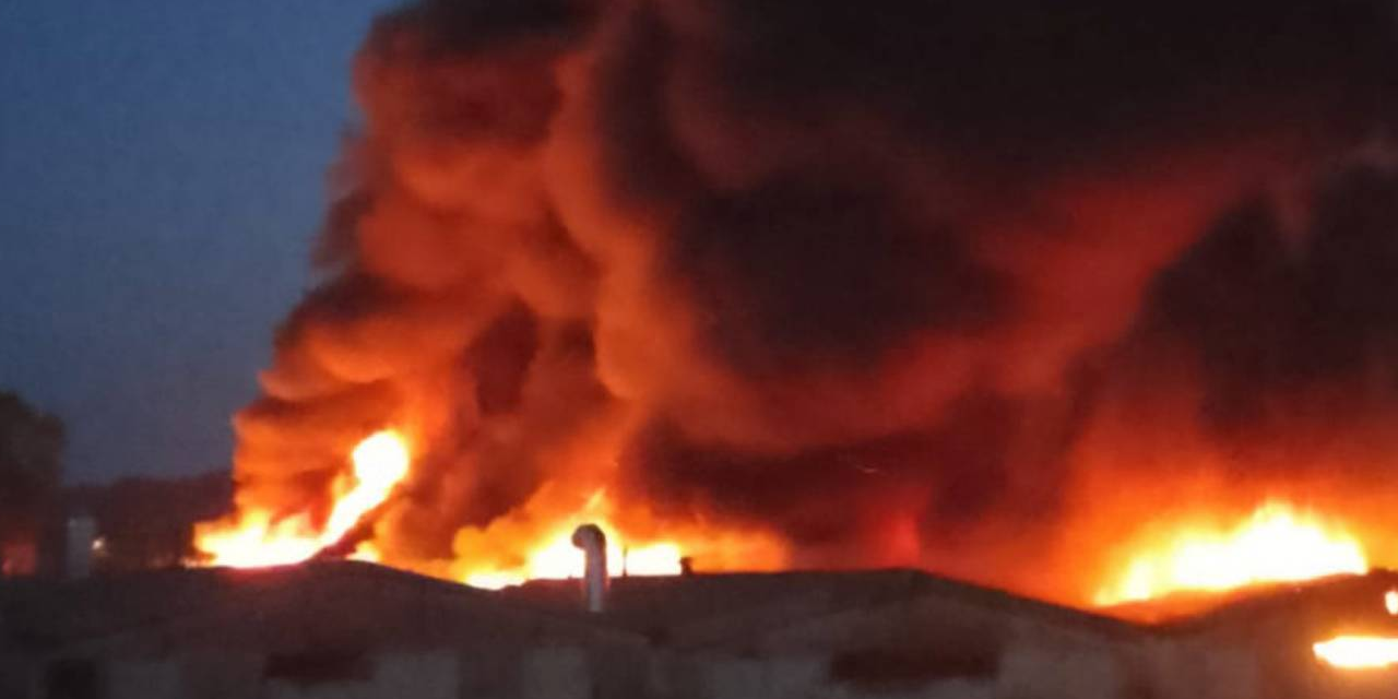 Sakarya'da boya fabrikasında korkutan yangın: Alevler gökyüzünü kapladı