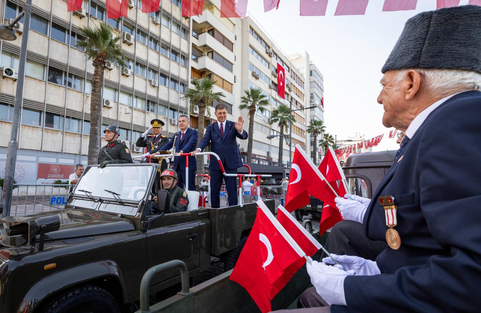 İzmirliler 30 Ağustos Zaferi’ni kutladı