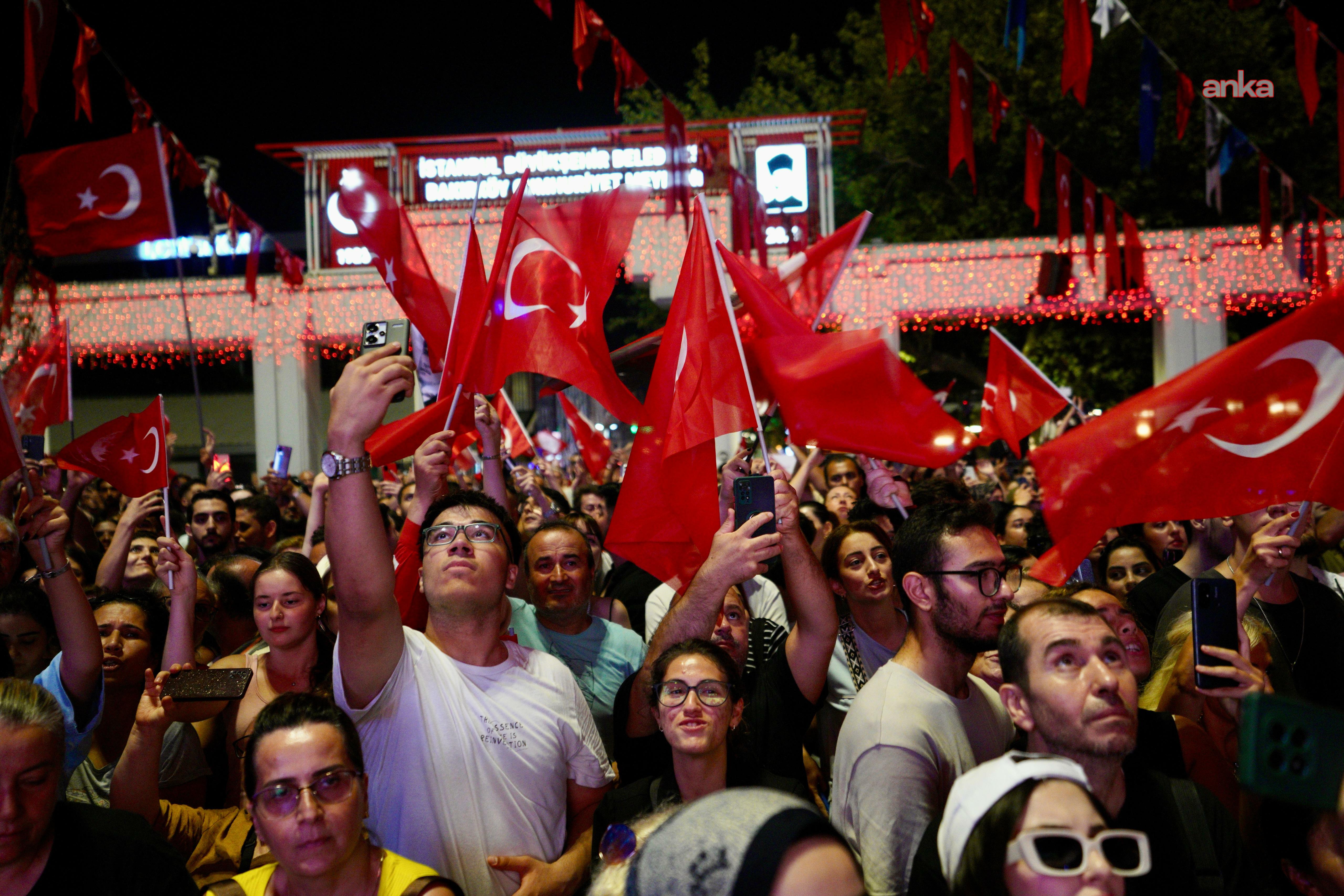 İstanbul'da 30 Ağustos coşkusu! İmamoğlu'nun yapay zeka videosu gösterildi