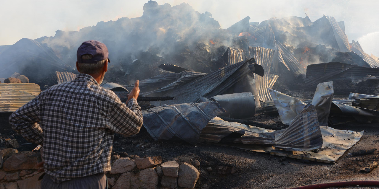 Erzurum’da yangın felaketi! Alevler köyü sardı: 12 ev ve ahırlar küle döndü