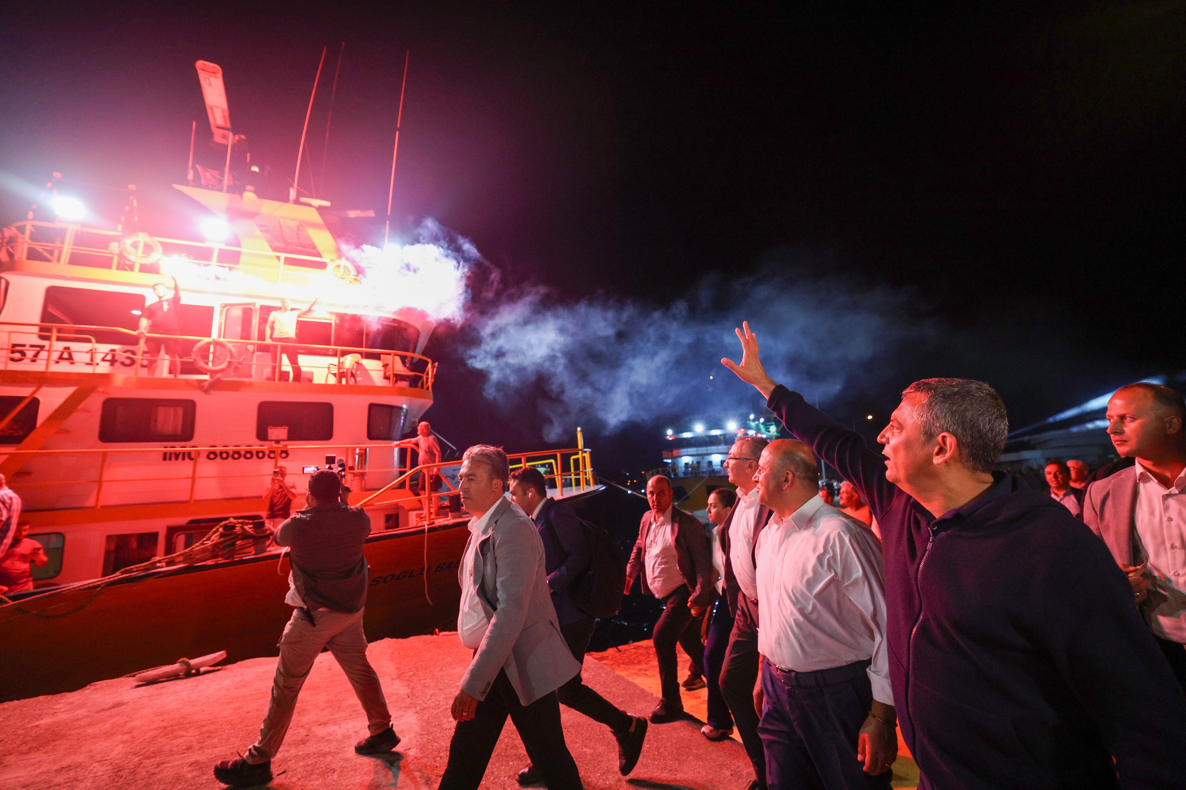 Av sezonu açıldı: Özgür Özel, balıkçılarla birlikte "Vira Bismillah" dedi