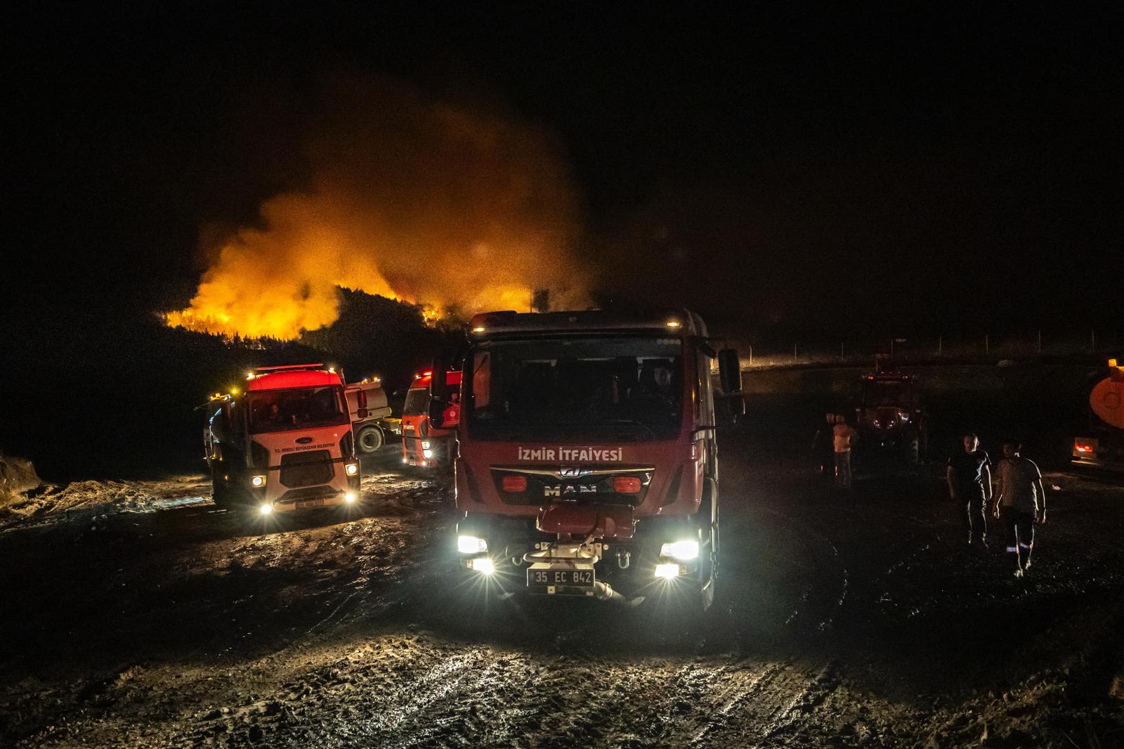 İzmir itfaiyesi Denizli’deki yangına destek veriyor