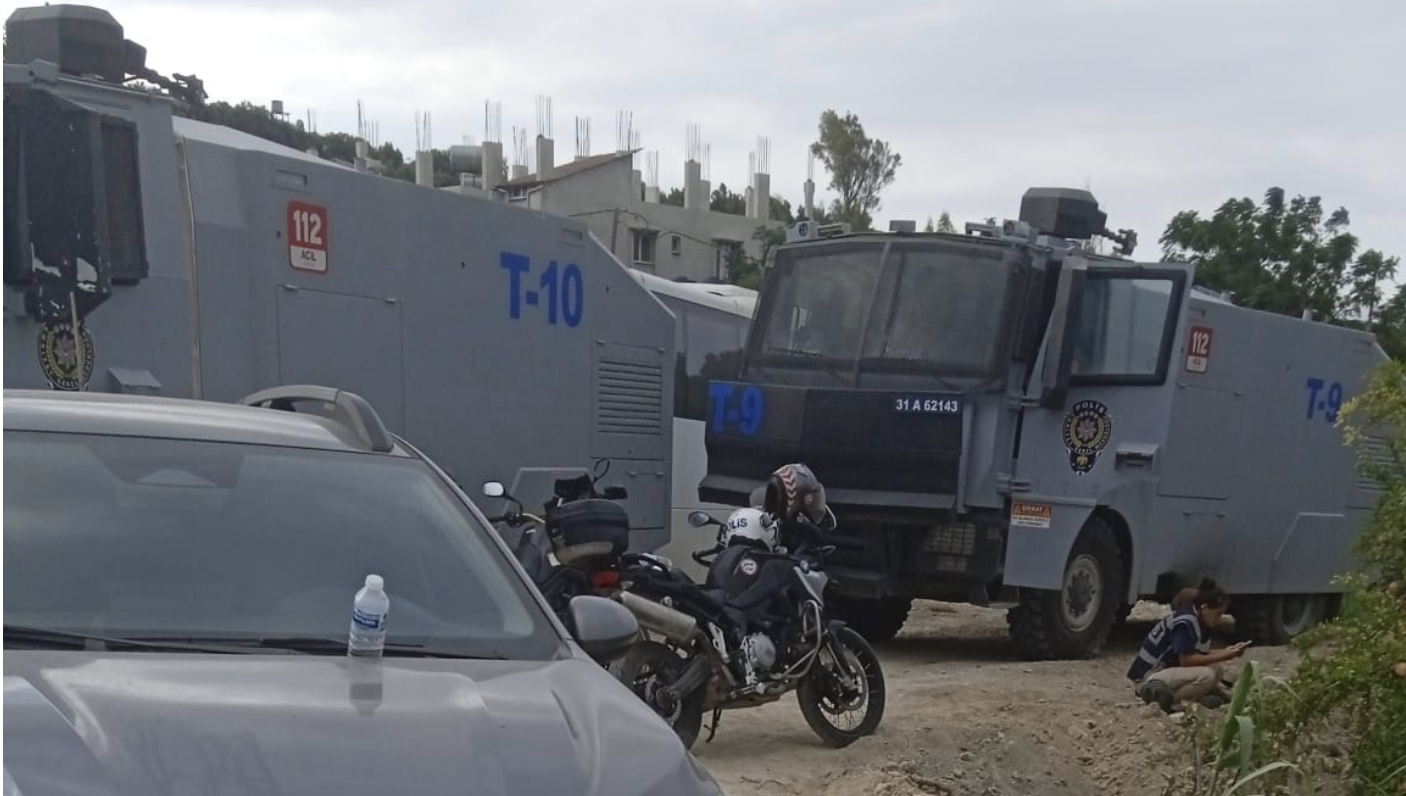 Hatay'ın çilesi bitmiyor! Toprakları kamulaştırılan kadın beddualarla iş makinasının önüne yattı