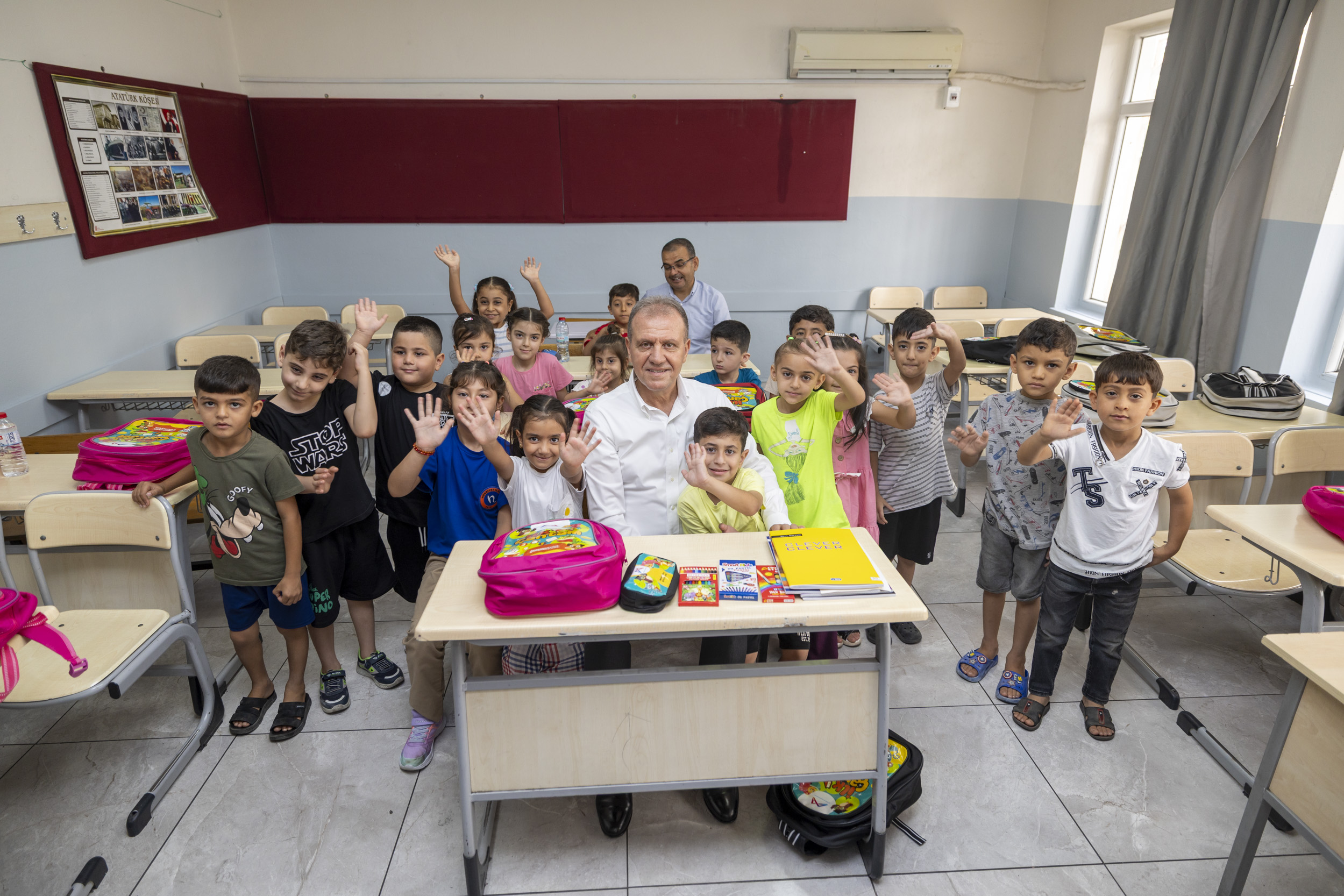 Vahap Seçer’den 1. sınıf öğrencilerine ilk çanta desteği