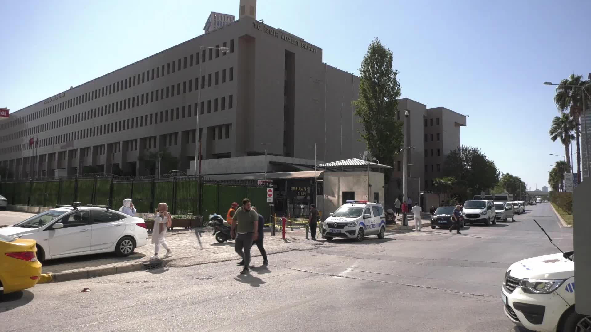 İzmir’de hukukçular yeni adli yılı protesto etti: “Kutlanacak bir hukuk değil, mücadele edilecek bir enkaz var”