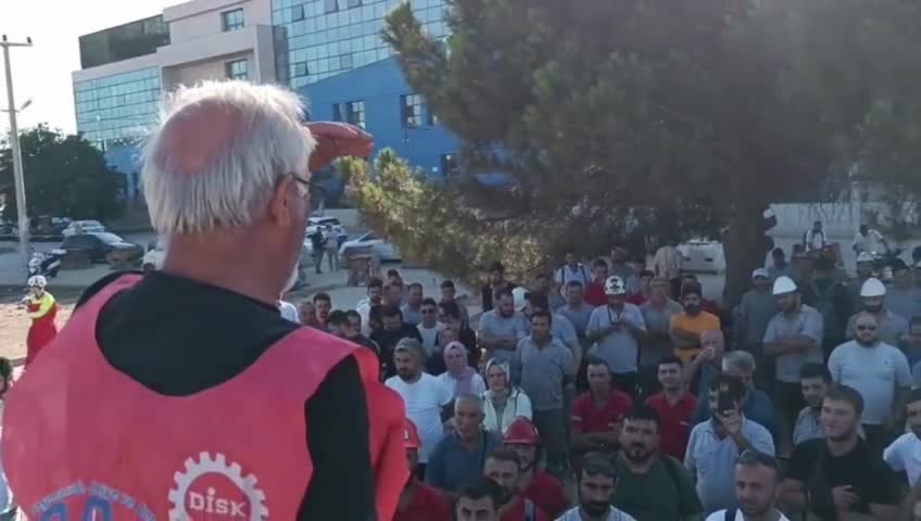 Yalova'da  Sefine Tersanesi’nde çalışan yaklaşık 200'e yakın kadrolu işçi iş bıraktı