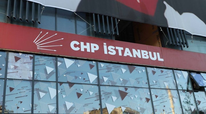 CHP'liler İstanbul İl Başkanlığı önüne çağrılar yapıyor