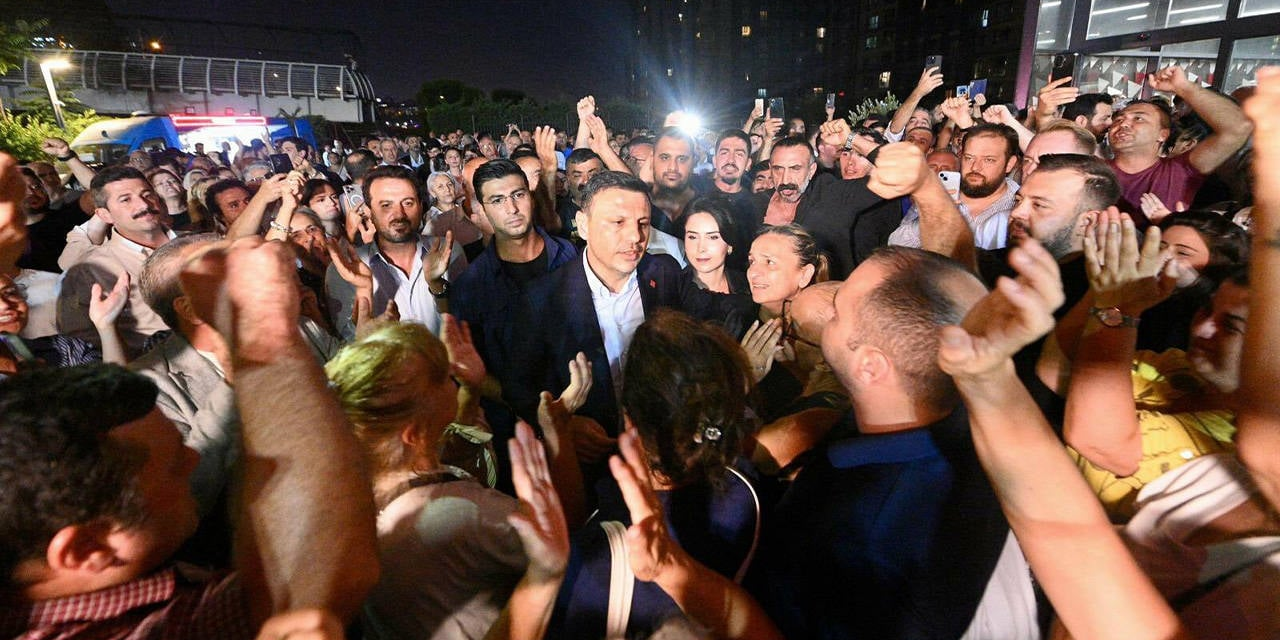 Özgür Çelik, partililerle CHP İstanbul İl Başkanlığı'nda: 'Bütün gece buradayız'