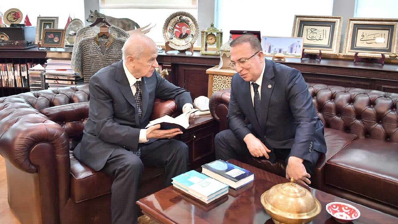 Bahçeli’nin yardımcısından Özgür Özel’e hakaretler