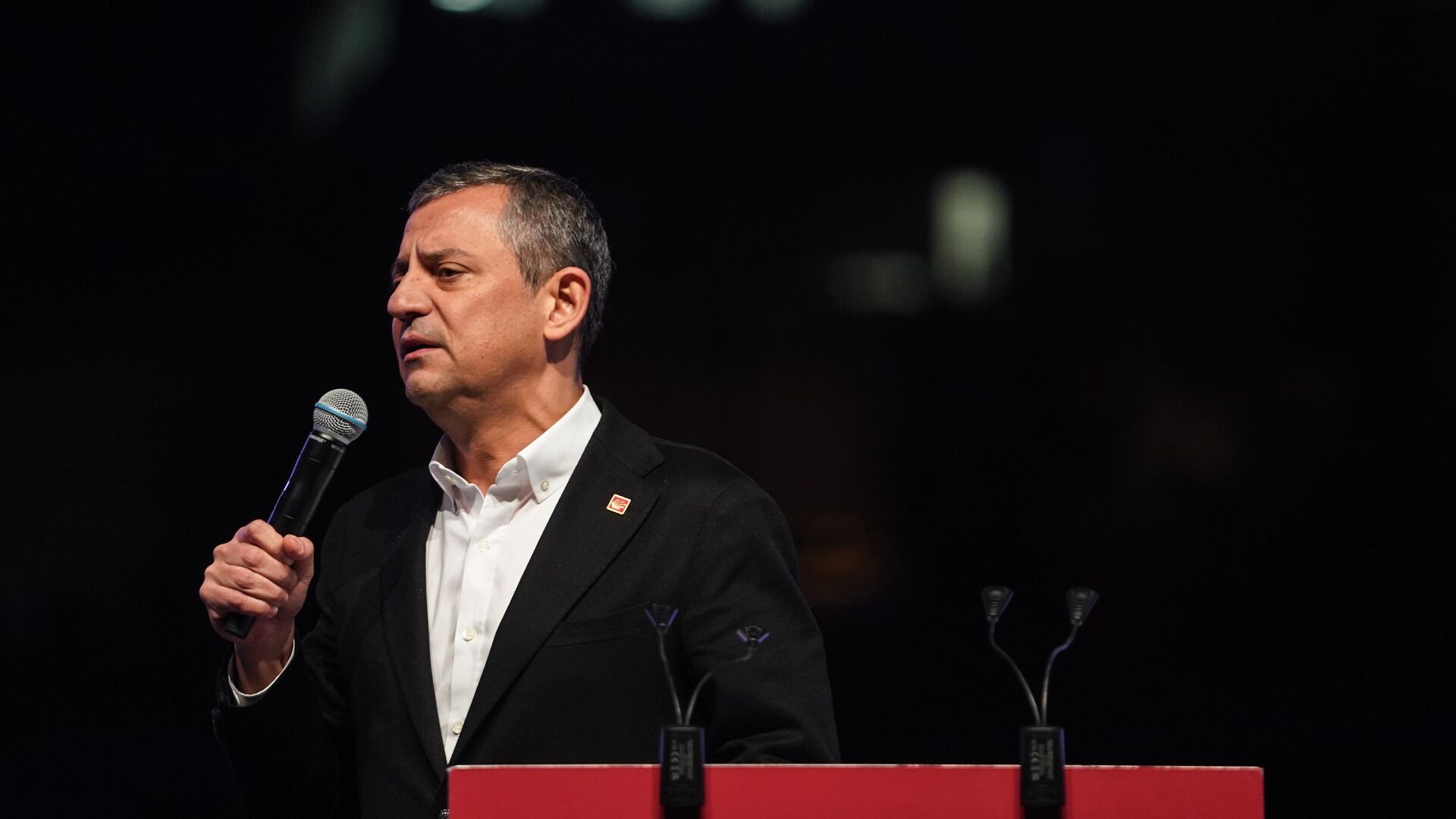 Özel'den CHP İstanbul binası önünde açıklama: Benim vekilim, adaşım, yoldaşım Özgür Çelik'tir