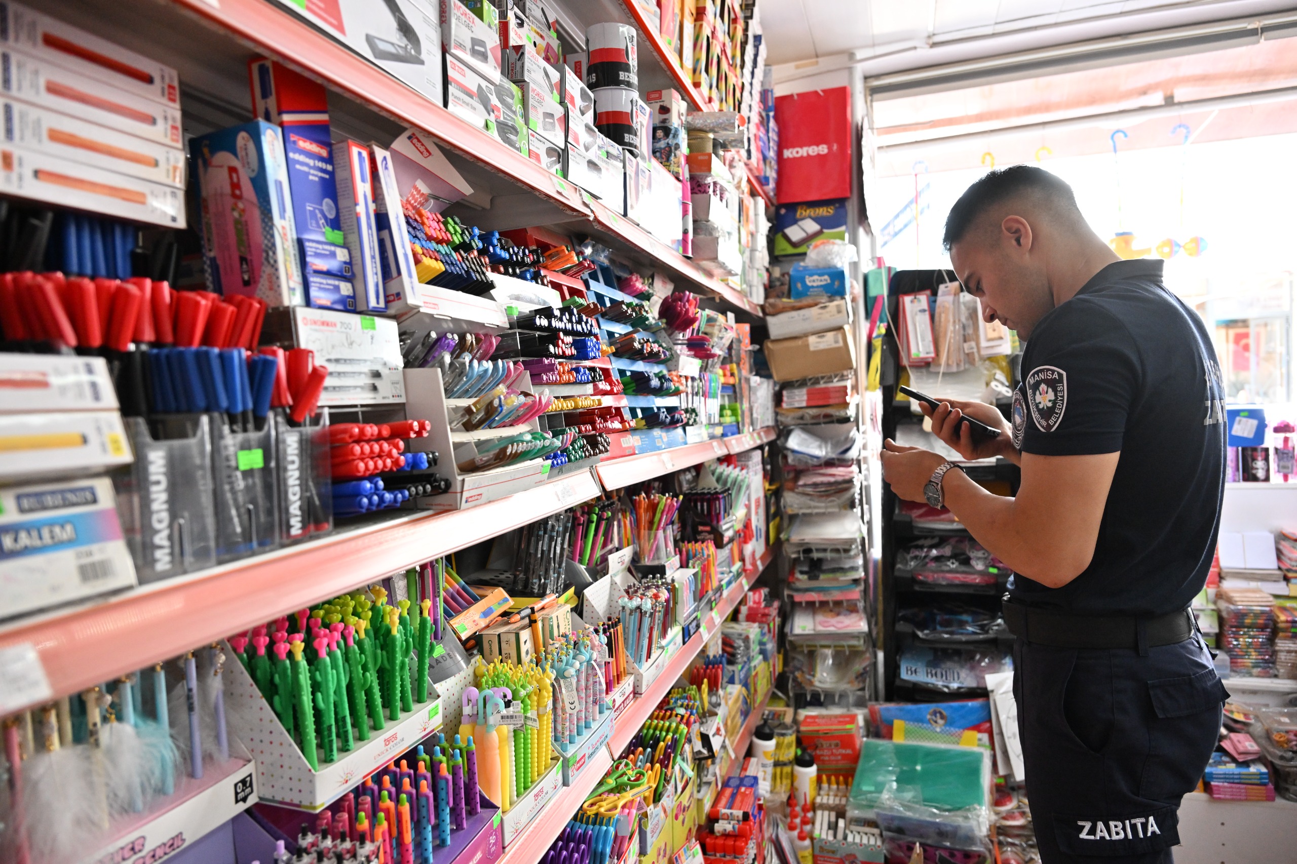 Manisa’da kırtasiyelere zabıtadan denetim