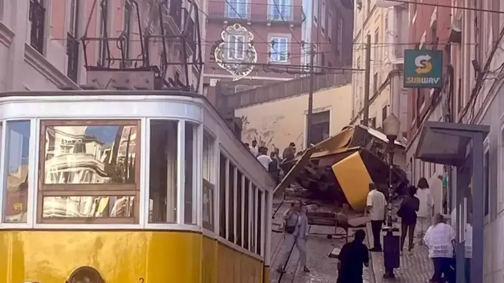 Portekiz'de korkunç tramvay kazası: 15 kişi öldü