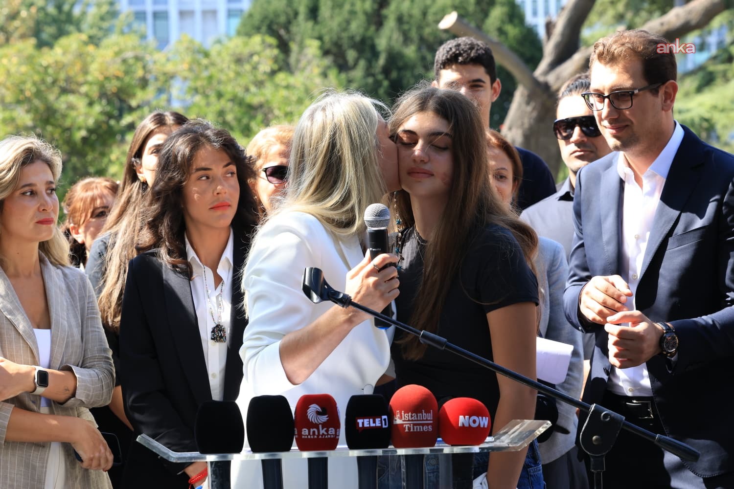 Beren İmamoğlu, babasından ayrı geçirdiği ilk doğum gününde Aile Dayanışma Ağı ile Saraçhane'deydi