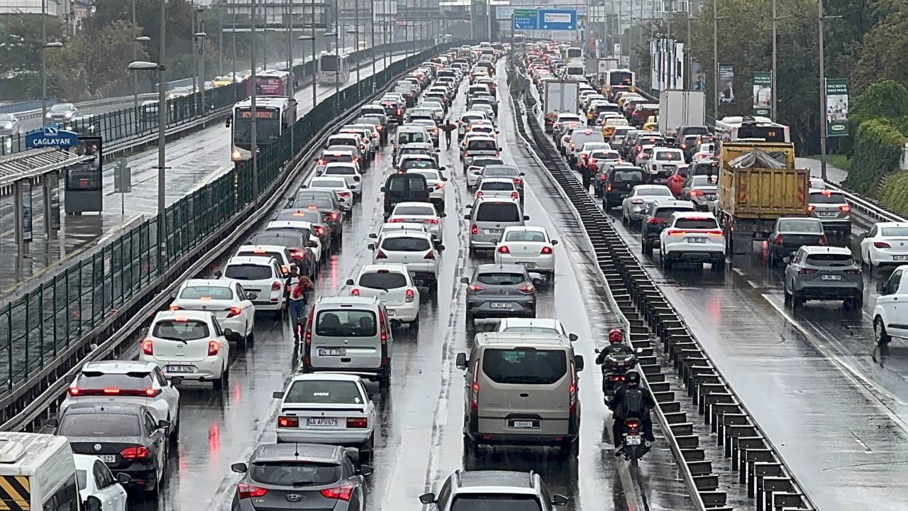 İstanbul’da trafik kilitlendi: Anadolu Yakası’nda yoğunluk yüzde 90’a çıktı