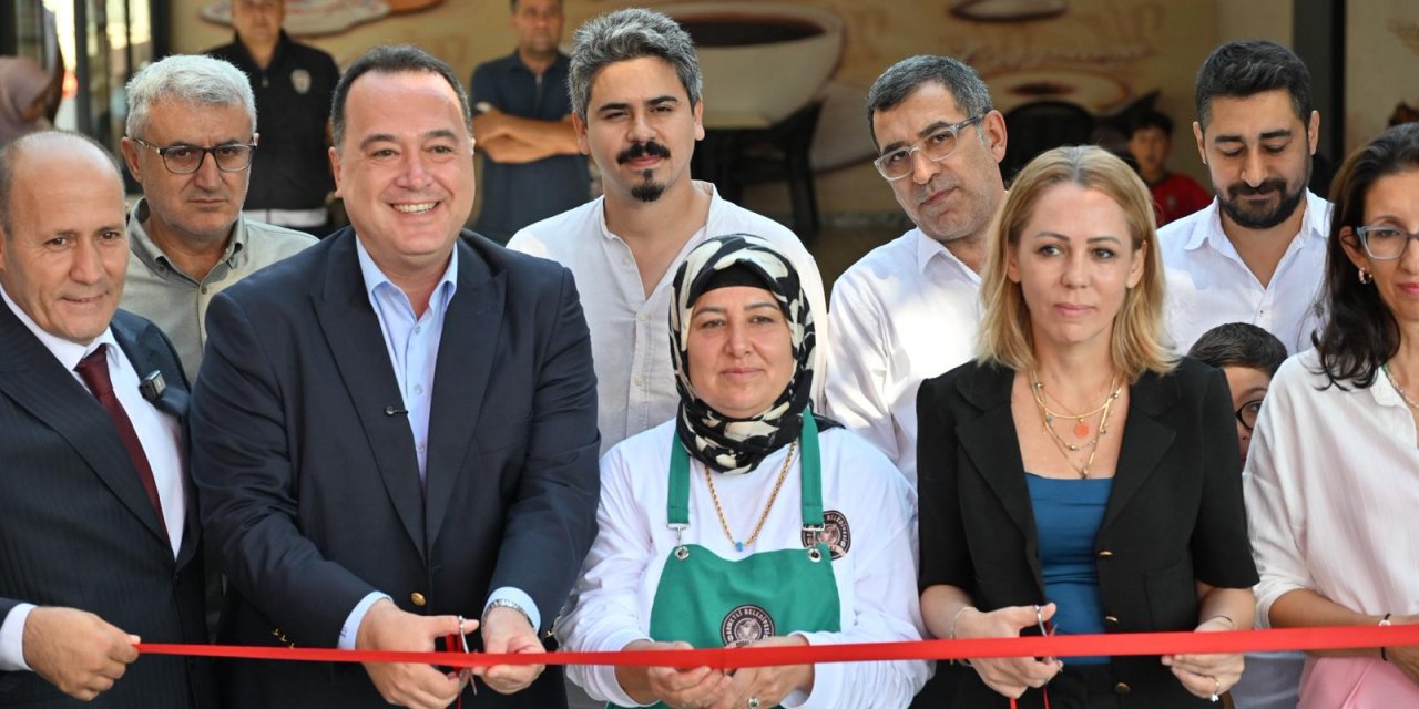 Ferdi Zeyrek Parkı açılışında Nurcan Zeyrek kurdele kesti