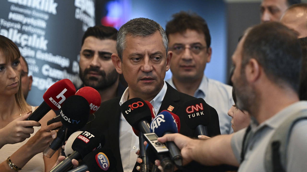 CHP lideri Özgür Özel yanıt verdi: Kayyumun kurultayı durdurma yetkisi var mı?